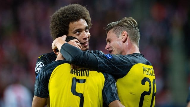 Axel Witsel (l) und Lukasz Piszczek (r) feiern Dortmunds Torschützen zur 1:0-Führung Achraf Hakimi. Axel Witsel (l) und Lukasz Piszczek (r) feiern Dortmunds Torschützen zur 1:0-Führung Achraf Hakimi.