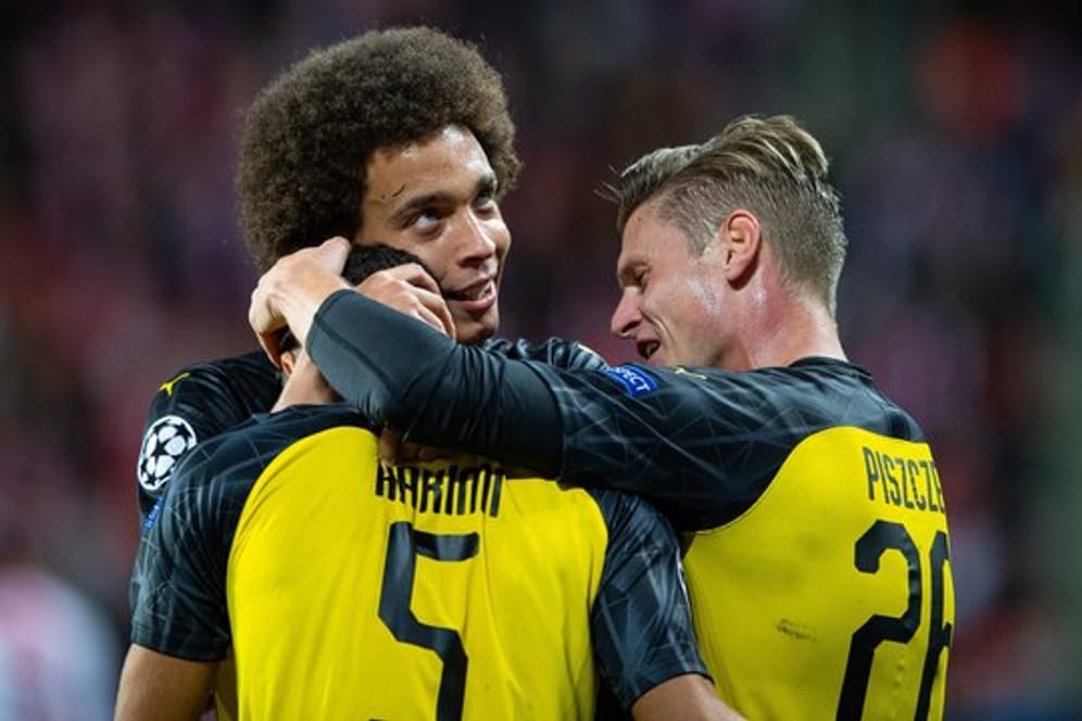 Axel Witsel (l) und Lukasz Piszczek (r) feiern Dortmunds Torschützen zur 1:0-Führung Achraf Hakimi.