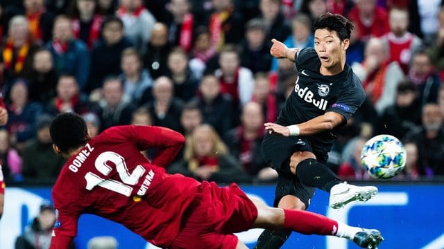 Hee Chan Hwang (r) vom RB Salzburg macht den Anschlusstreffer zum 1:3 gegen den FC Liverpool.