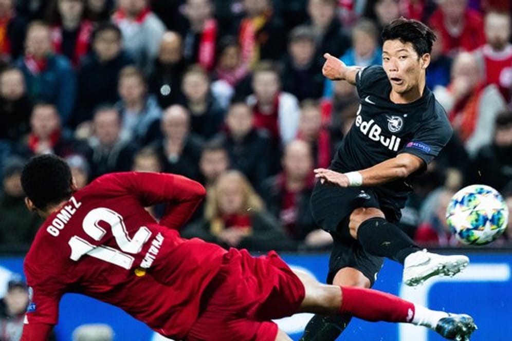 Hee Chan Hwang (r) vom RB Salzburg macht den Anschlusstreffer zum 1:3 gegen den FC Liverpool.