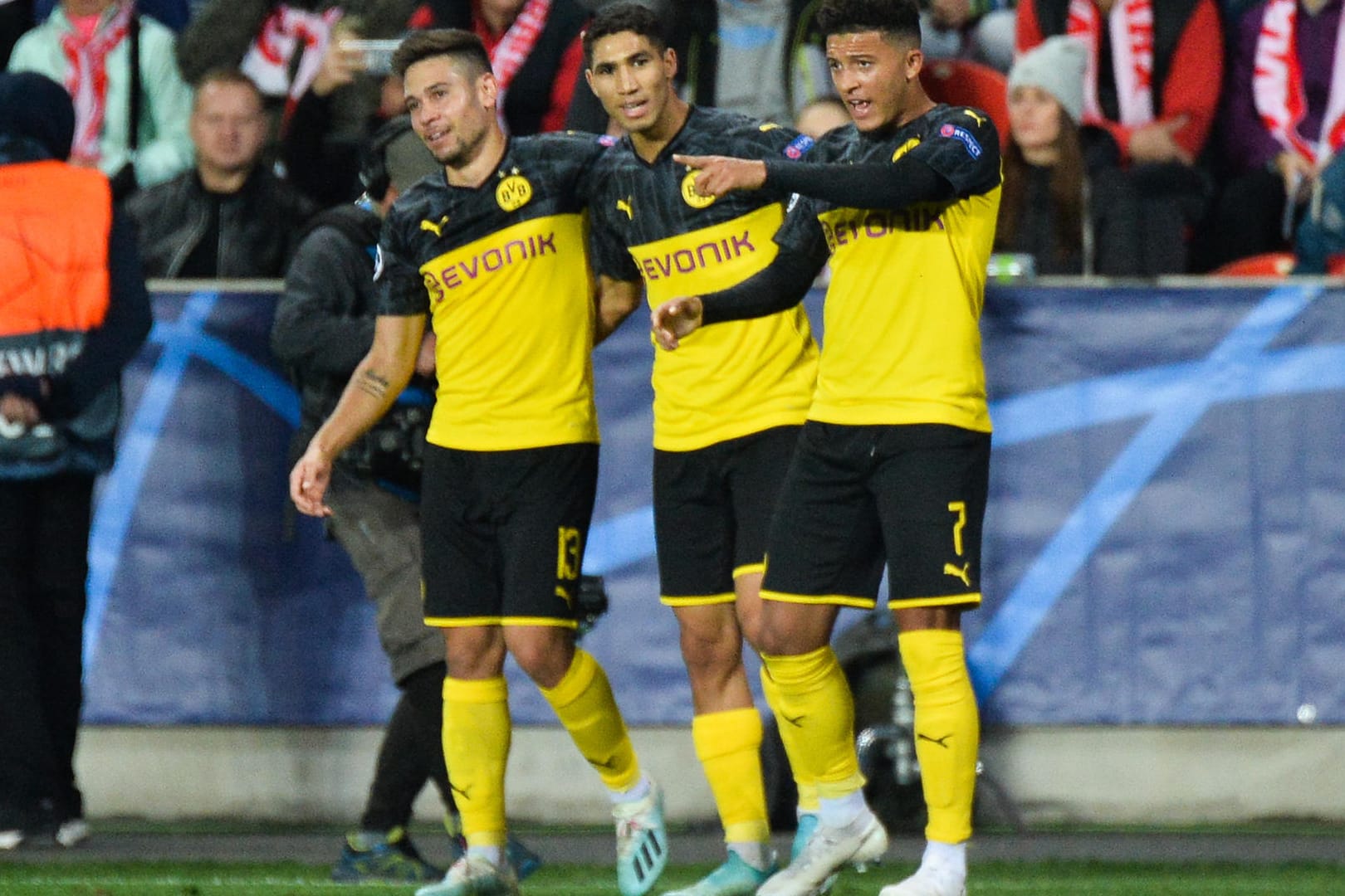 Mit einem 2:0-Arbeitssieg bei Slavia Prag hat Borussia Dortmund den ersten Sieg der aktuellen Champions-League-Saison gefeiert – musste aber lange kämpfen. Ein BVB-Spieler wurde zum Matchwinner – ein anderer enttäuschte aber. Die Einzelkritik vom Durchklicken.