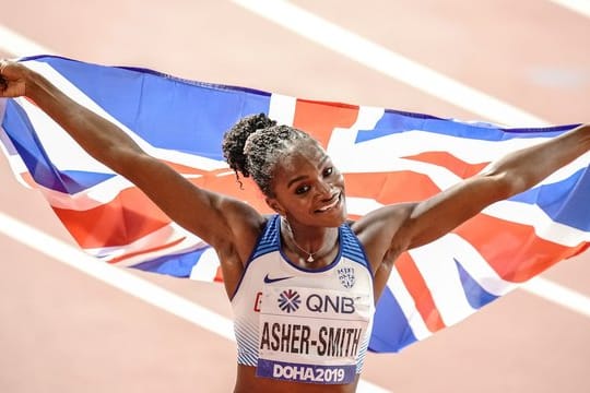 Dina Asher-Smith feiert ihren Sieg über 200 Meter.