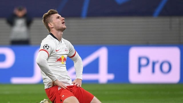 Leipzigs Timo Werner hockt nach einer vergebenen Torchance enttäuscht am Boden. Leipzigs Timo Werner hockt nach einer vergebenen Torchance enttäuscht am Boden.