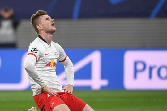 Leipzigs Timo Werner hockt nach einer vergebenen Torchance enttäuscht am Boden.