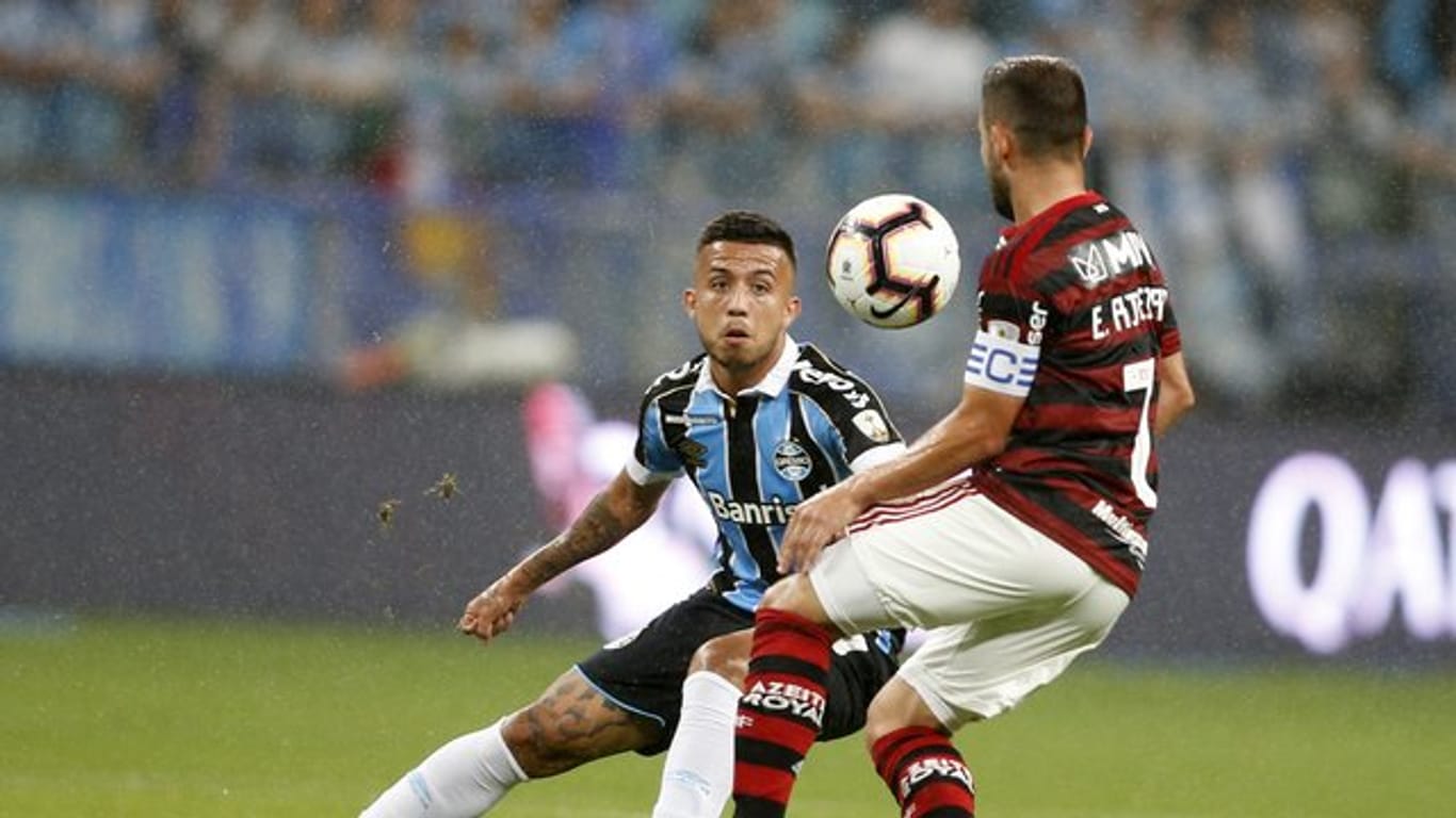 Everton Ribeiro (r) von Flamengo im Zweikampf mit Matheus Henrique.