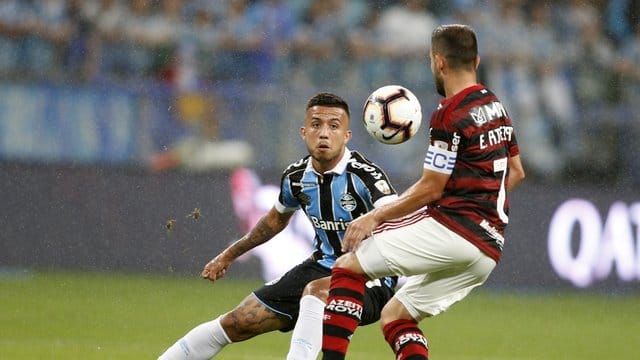 Everton Ribeiro (r) von Flamengo im Zweikampf mit Matheus Henrique. Everton Ribeiro (r) von Flamengo im Zweikampf mit Matheus Henrique.