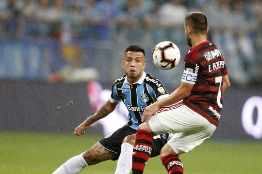 Everton Ribeiro (r) von Flamengo im Zweikampf mit Matheus Henrique.