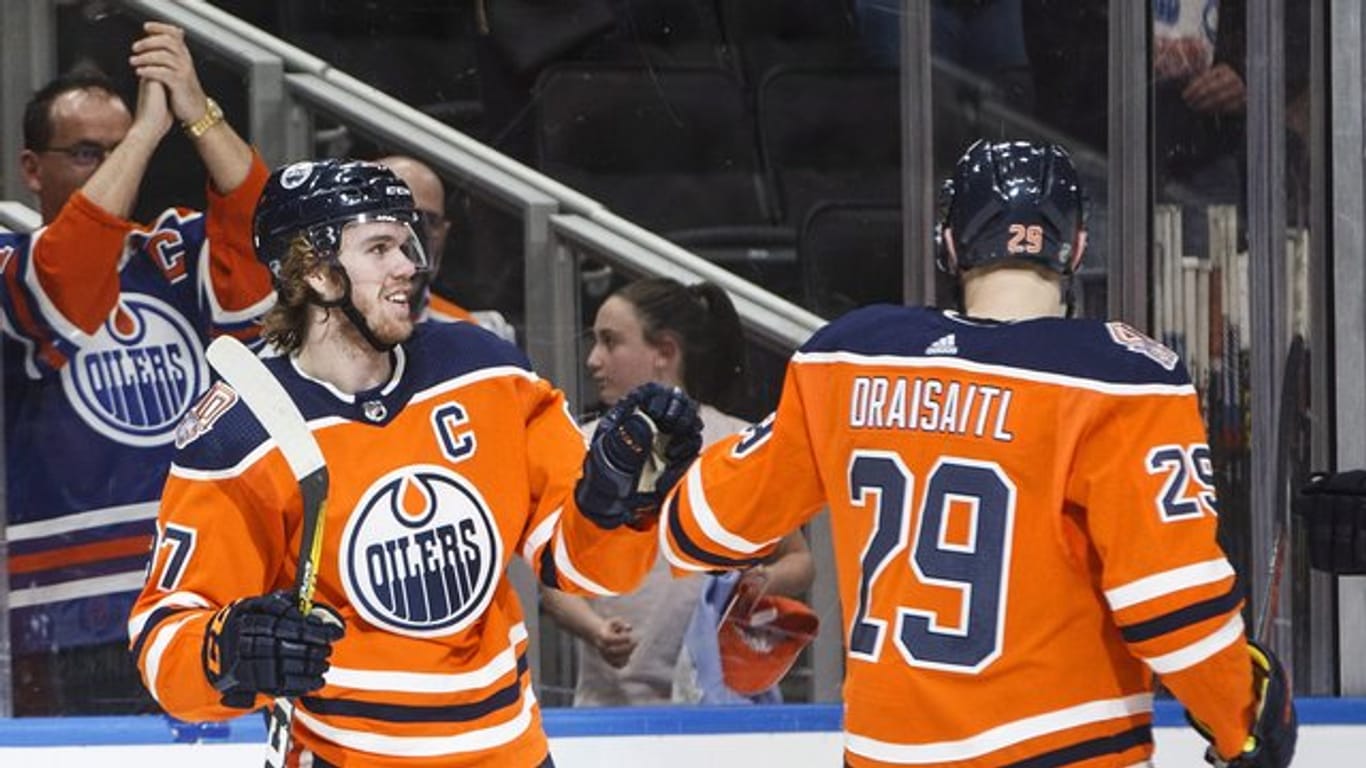 Leon Draisaitl und Connor McDavid feiern einen Treffer der Edmonton Oilers.
