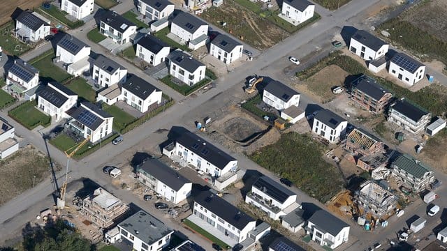 Siedlung mit neugebauten Wohnhäusern