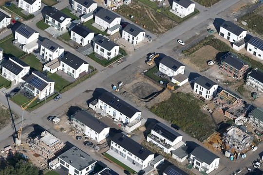 Siedlung mit neugebauten Wohnhäusern