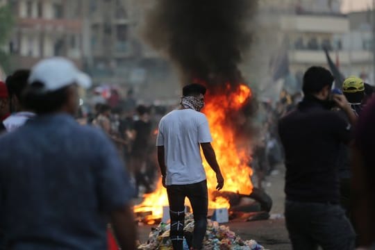 Demonstranten verbrennen Reifen während eines Protestes in Bagdad.