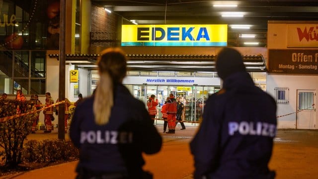 Nach tödlichen Schüssen im niederbayerischen Abensberg hat die Polizei zwei Menschen festgenommen.