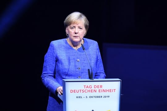 Bundeskanzlerin Merkel hat in ihrer Rede die Leistungen der Ostdeutschen bei der Überwindung der SED-Diktatur in der DDR und bei der Wiedervereinigung Deutschlands gewürdigt.