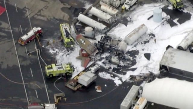 Unglücksort: Vom Wrack der B-17 stieg Rauch auf, die Feuerwehr war mit schwerem Löschgerät im Einsatz. Unglücksort: Vom Wrack der B-17 stieg Rauch auf, die Feuerwehr war mit schwerem Löschgerät im Einsatz.
