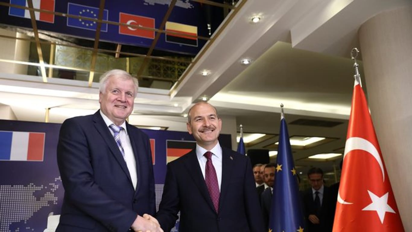 Suleyman Soylu (r), Innenminister der Türkei, und Horst Seehofer, Innenminister von Deutschland, geben sich nach einem Treffen im Rahmen der Gesprächen über den EU-Flüchtlingspakt mit der Türkei die Hand.