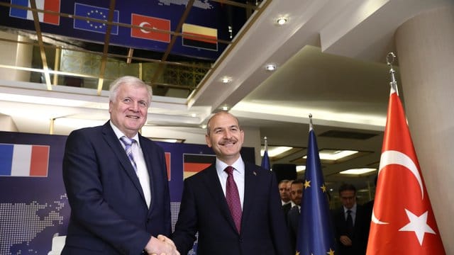Suleyman Soylu (r), Innenminister der Türkei, und Horst Seehofer, Innenminister von Deutschland, geben sich nach einem Treffen im Rahmen der Gesprächen über den EU-Flüchtlingspakt mit der Türkei die Hand. Suleyman Soylu (r), Innenminister der Türkei, und Horst Seehofer, Innenminister von Deutschland, geben sich nach einem Treffen im Rahmen der Gesprächen über den EU-Flüchtlingspakt mit der Türkei die Hand.