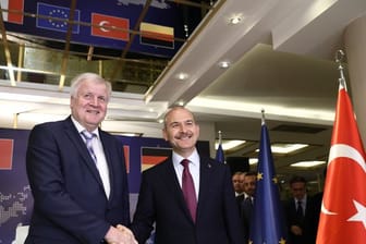 Suleyman Soylu (r), Innenminister der Türkei, und Horst Seehofer, Innenminister von Deutschland, geben sich nach einem Treffen im Rahmen der Gesprächen über den EU-Flüchtlingspakt mit der Türkei die Hand.