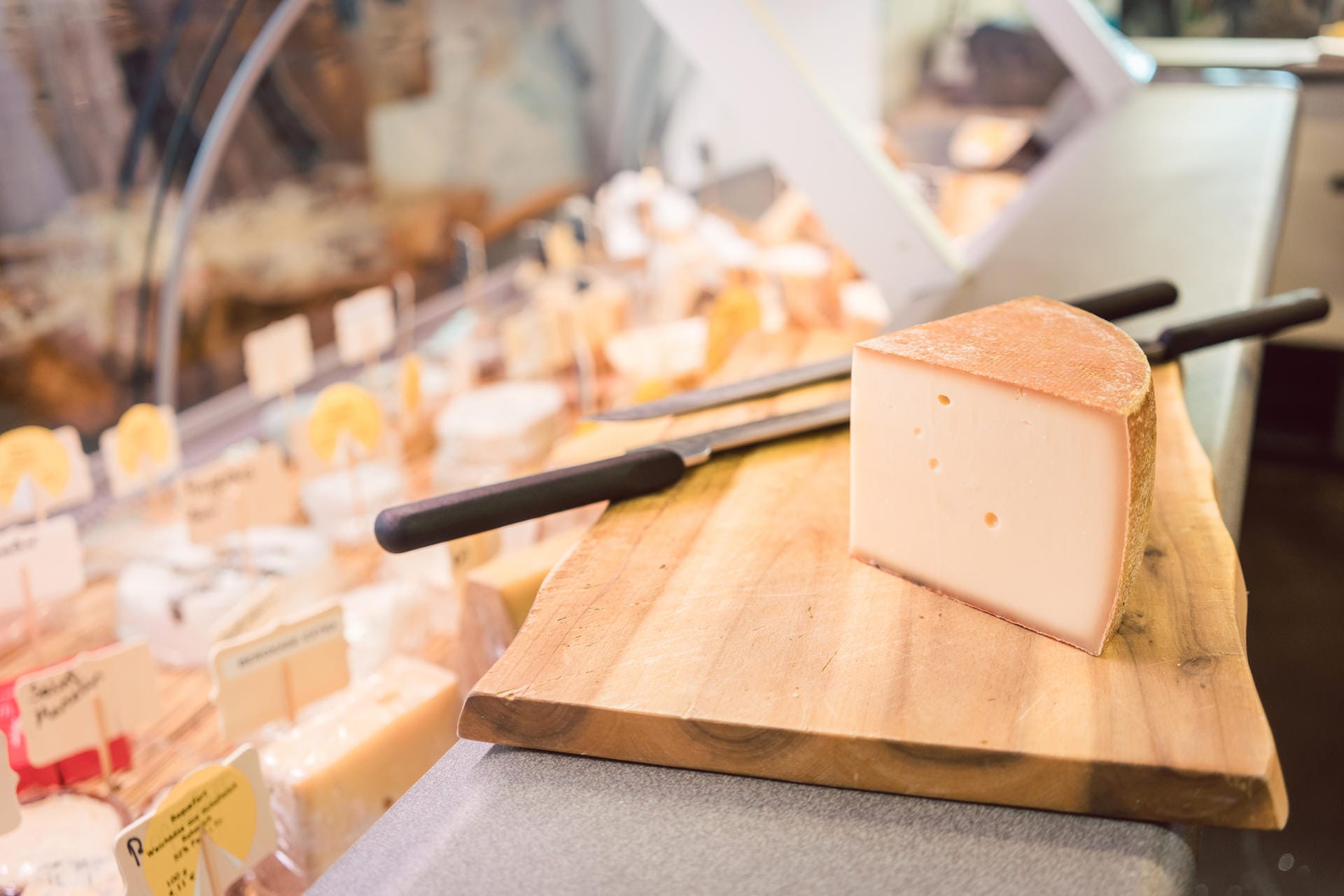 Käsetheke: Rohmilchkäse aus Frankreich ist mit potentiell gefährlichen Listerien belastet. (Symbolbild)