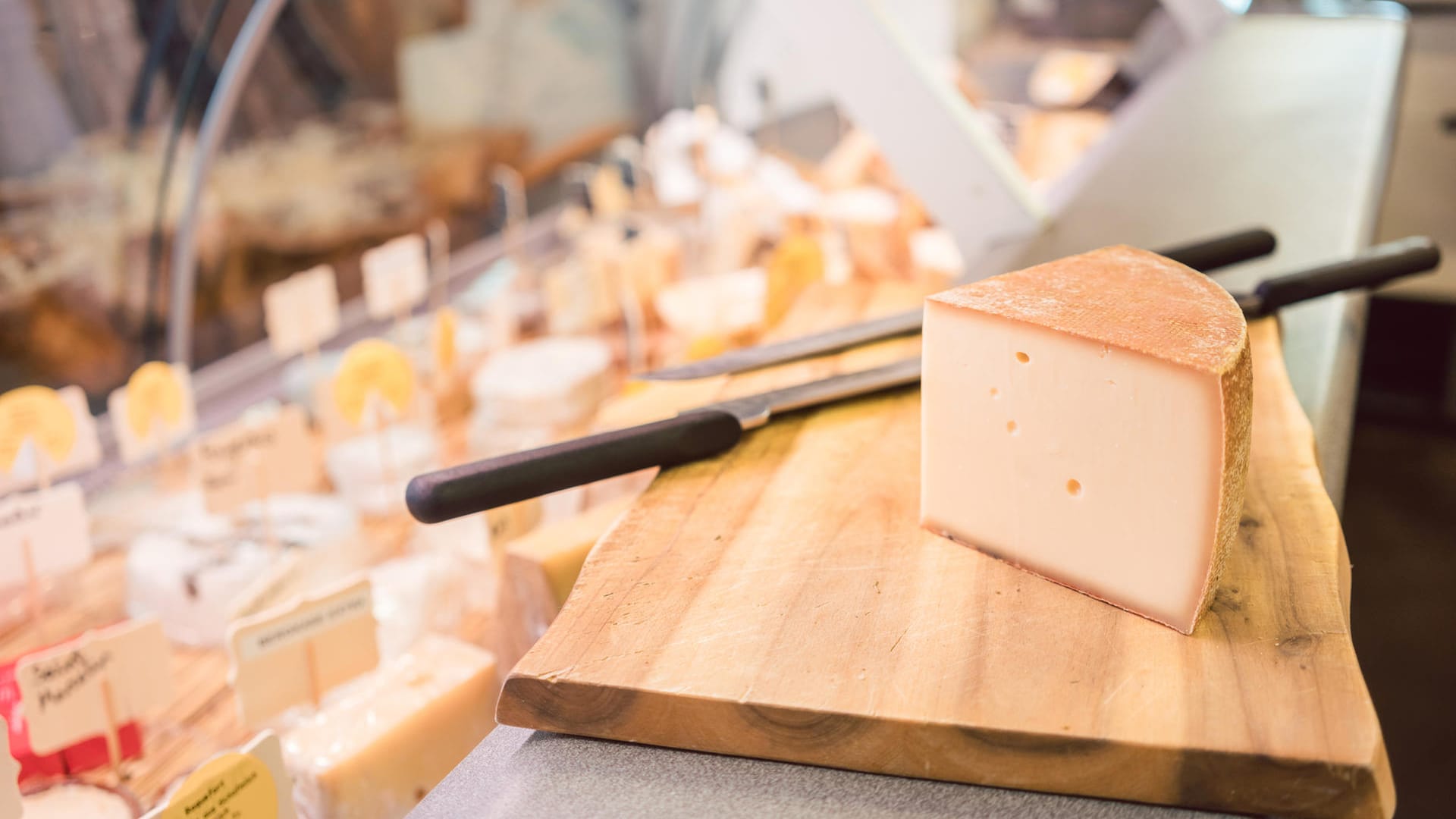 Käsetheke: Rohmilchkäse aus Frankreich ist mit potentiell gefährlichen Listerien belastet. (Symbolbild)