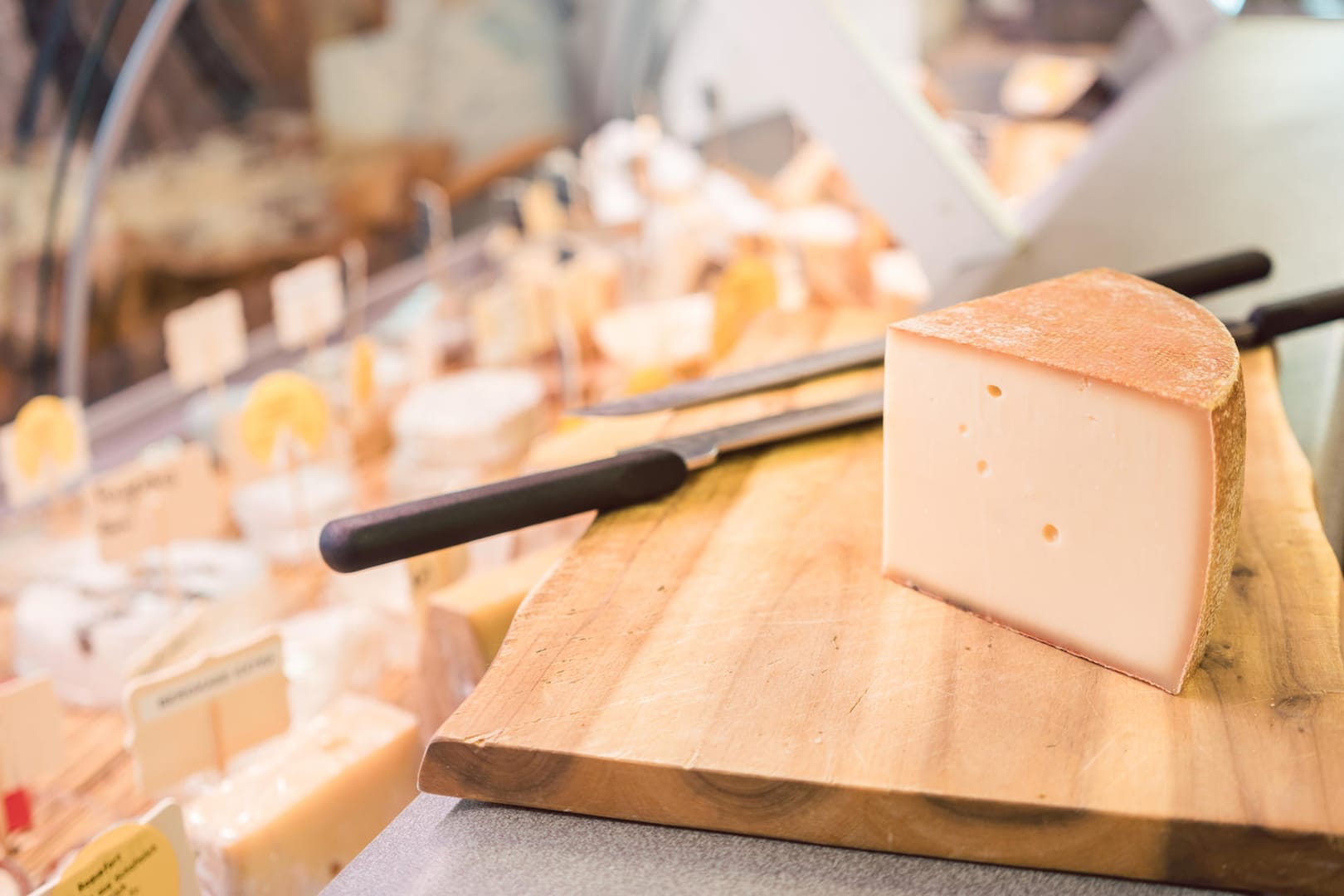 Käsetheke: Rohmilchkäse aus Frankreich ist mit potentiell gefährlichen Listerien belastet. (Symbolbild)