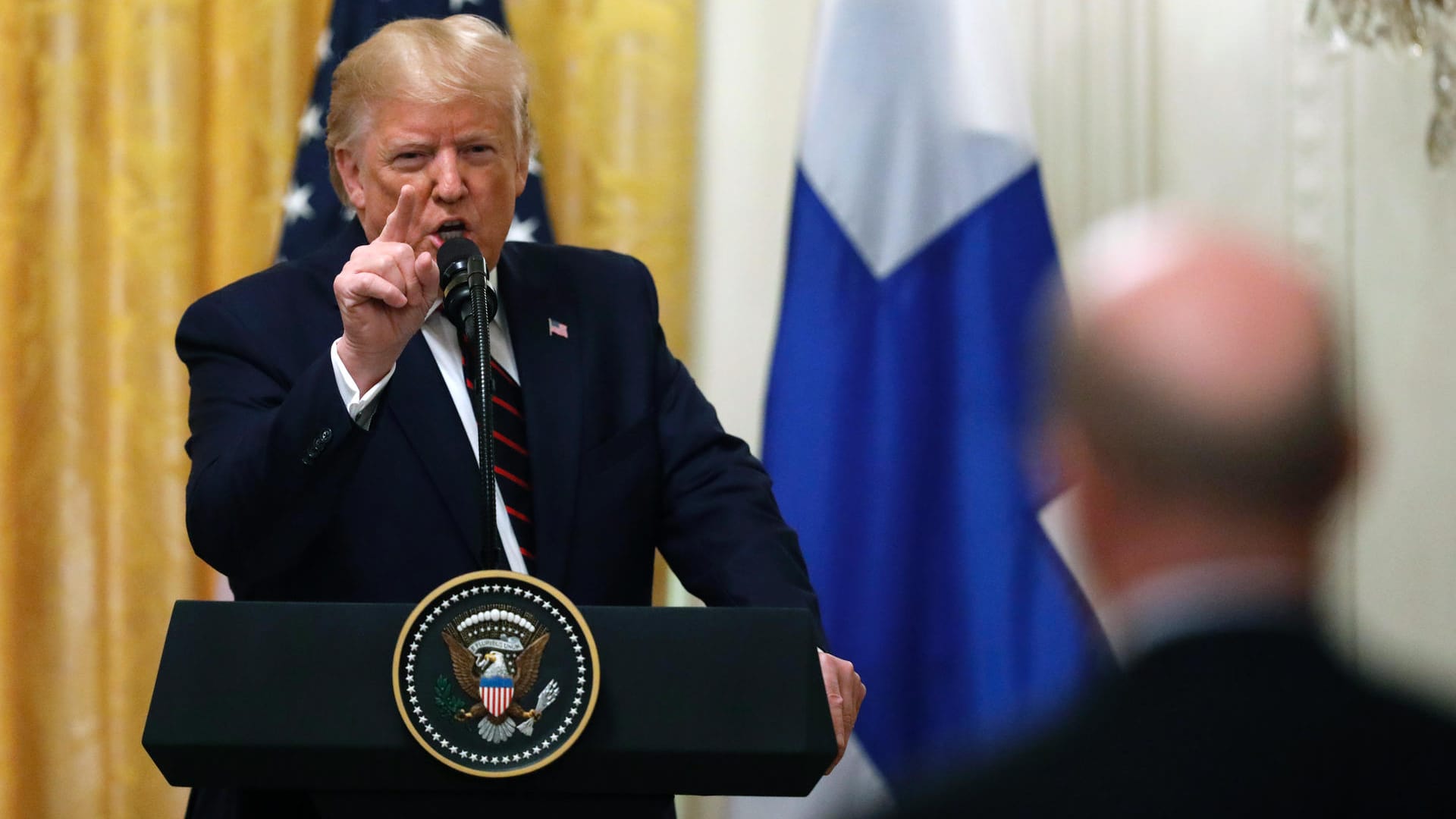 Donald Trump beschimpft auf Pressekonferenz einen Journalisten.