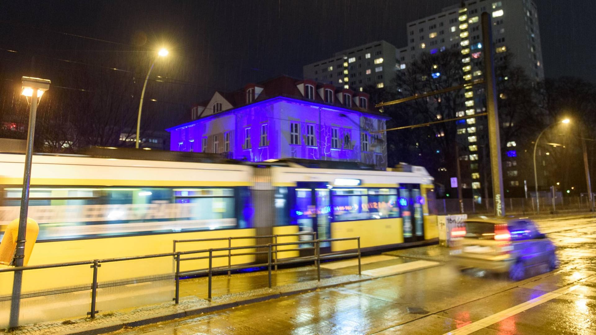 Eine Tram fährt in der Nacht durch Berlin: Ein Mann wurde von einer Bahn erfasst und schwer verletzt. (Symbolbild)