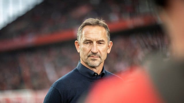 Kölns Trainer Achim Beierlorzer fordert von seinen Spielern eine höhere Laufleistung. Kölns Trainer Achim Beierlorzer fordert von seinen Spielern eine höhere Laufleistung.