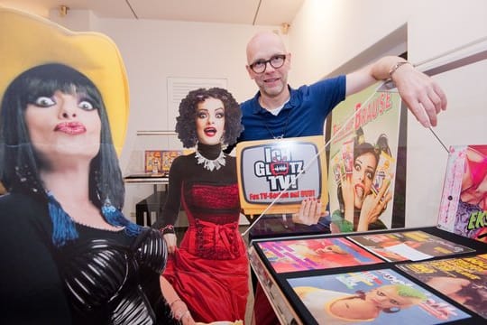 Der Sammler Arne Buhrdorf hält Nina Hagen im Arm (Pappaufsteller).