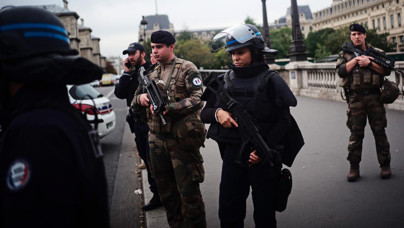 Polizisten bewachen den Tatort in Paris: In der französischen Hauptstadt hat ein Mann mehrere Polizisten erstochen und wurde anschließend selbst getötet.
