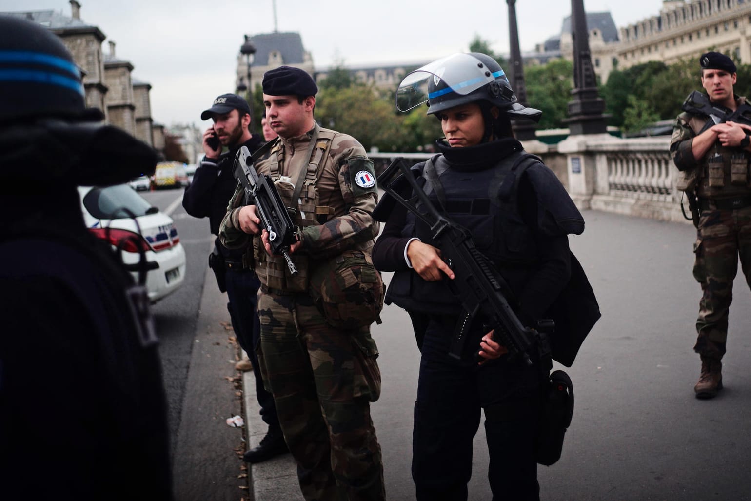 Polizisten bewachen den Tatort in Paris: In der französischen Hauptstadt hat ein Mann mehrere Polizisten erstochen und wurde anschließend selbst getötet.