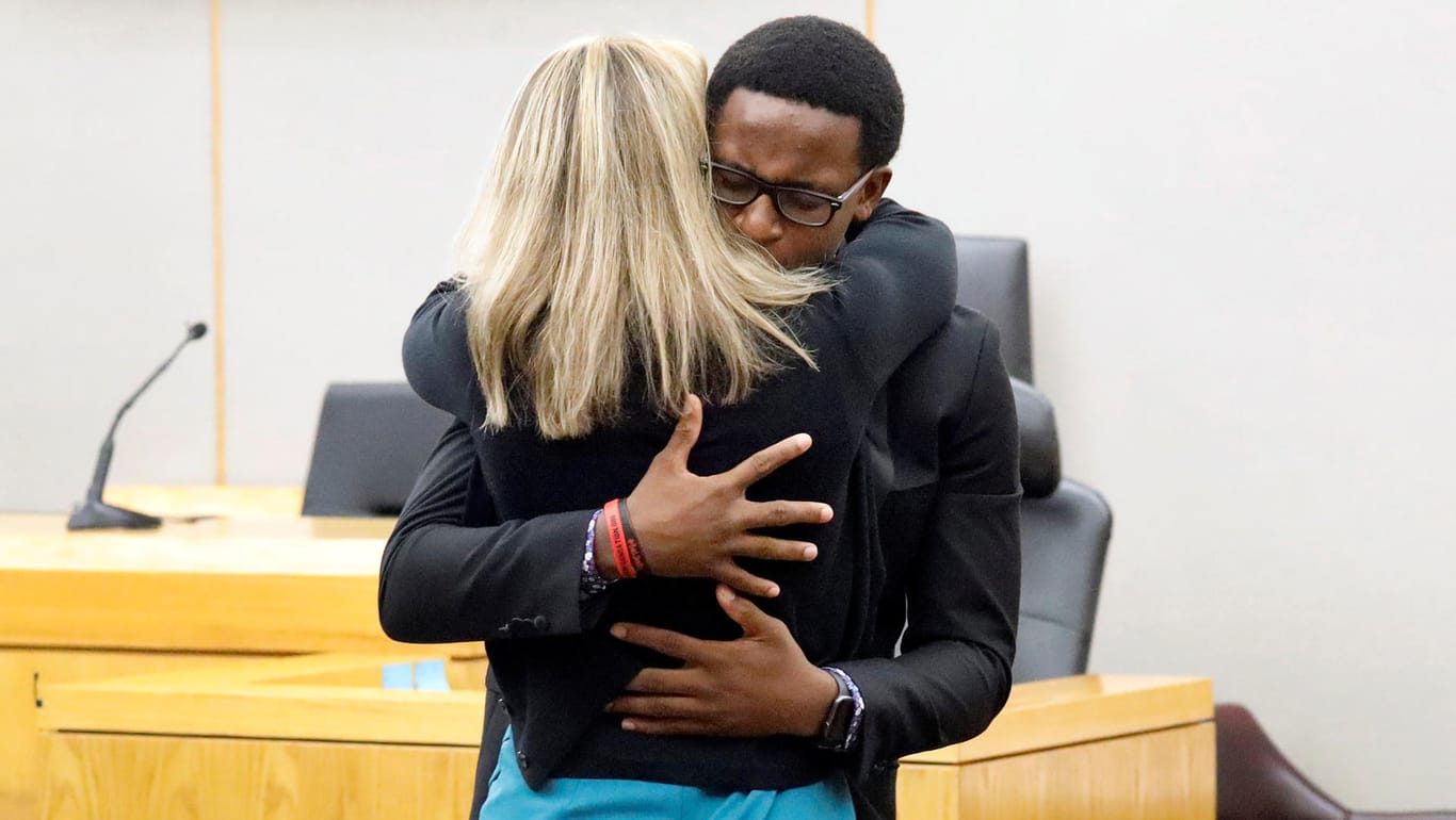 Ein Bruder des Opfers umarmt die Ex-Polizistin: Die Angeklagte wurde zu einer mehrjährigen Gefängnisstrafe verurteilt.