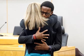 Ein Bruder des Opfers umarmt die Ex-Polizistin: Die Angeklagte wurde zu einer mehrjährigen Gefängnisstrafe verurteilt.