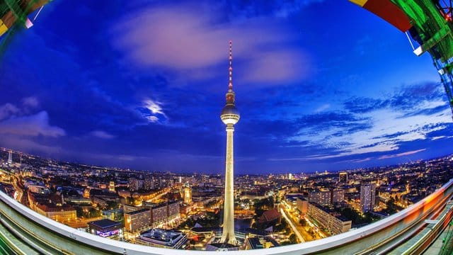 Wolken hängen am Abend über der Berliner-City mit dem Fernsehturm, aufgenommen von der Panorama-Terrasse des Park Inn Hotel.