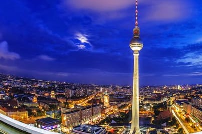 Wolken hängen am Abend über der Berliner-City mit dem Fernsehturm, aufgenommen von der Panorama-Terrasse des Park Inn Hotel.