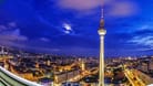Wolken hängen am Abend über der Berliner-City mit dem Fernsehturm, aufgenommen von der Panorama-Terrasse des Park Inn Hotel.