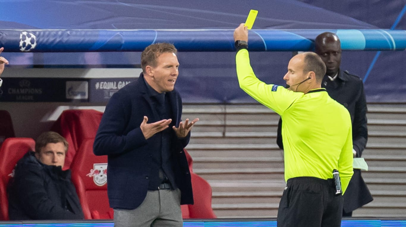 Julain Nagelsmann überrascht: Schiedsrichter Mateu Lahoz zeigt dem Leipzig-Coach die gelbe Karte.