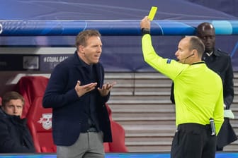 Julain Nagelsmann überrascht: Schiedsrichter Mateu Lahoz zeigt dem Leipzig-Coach die gelbe Karte.