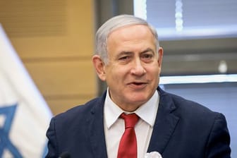 Benjamin Netanjahu, Premierminister von Israel, spricht während der Fraktionssitzung der Likud-Partei, vor der Vereidigung des 22.