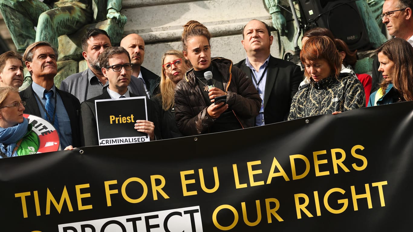 Carola Rackete spricht bei einem Protest vor dem EU-Parlament am Donnerstag: Sie wirft der EU vor ihre Verantwortung in instabile Länder wie Libyen zu "externalisieren".