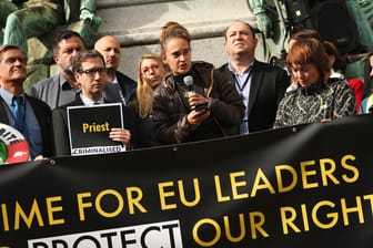 Carola Rackete spricht bei einem Protest vor dem EU-Parlament am Donnerstag: Sie wirft der EU vor ihre Verantwortung in instabile Länder wie Libyen zu "externalisieren".