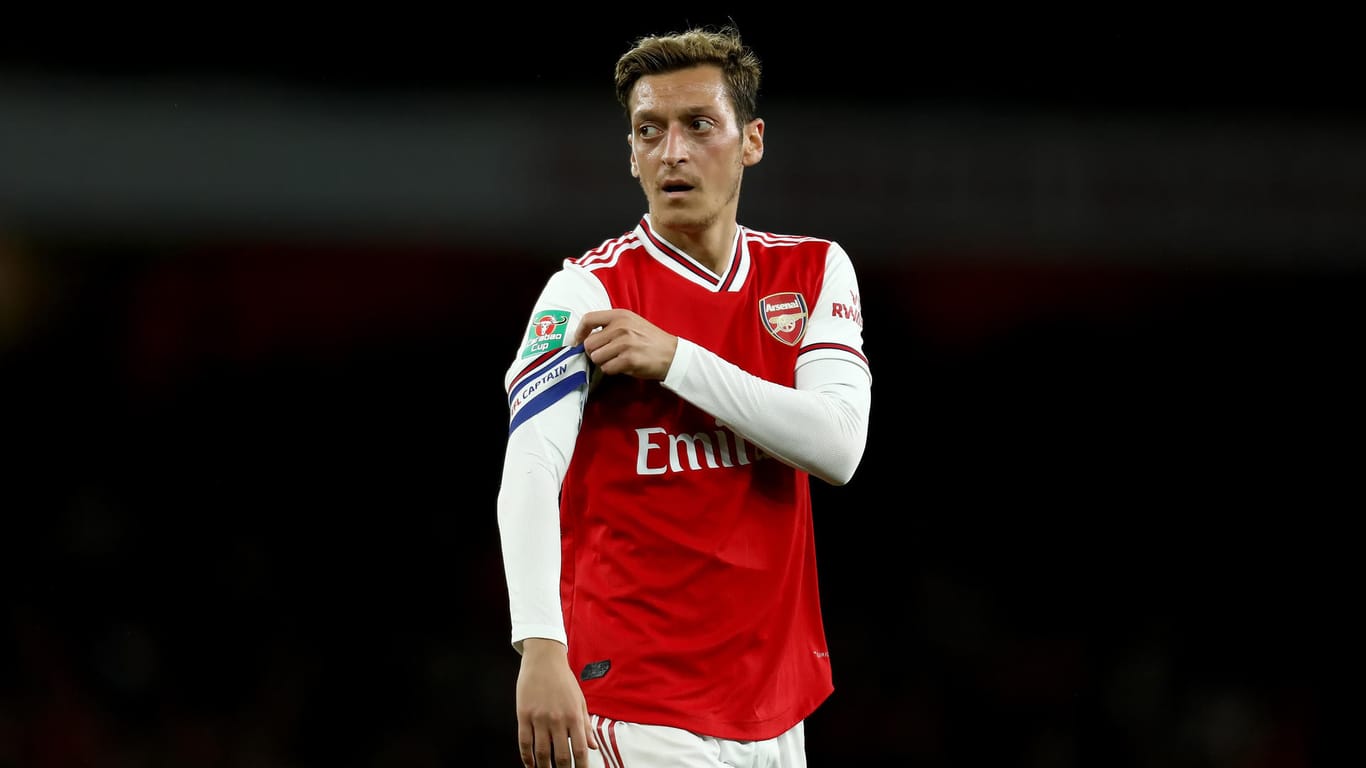 Einer der beiden mutmaßlichen Täter hat den versuchten Raubüberfall auf Mesut Özil und Sead Kolasinac vom FC Arsenal zugegeben.