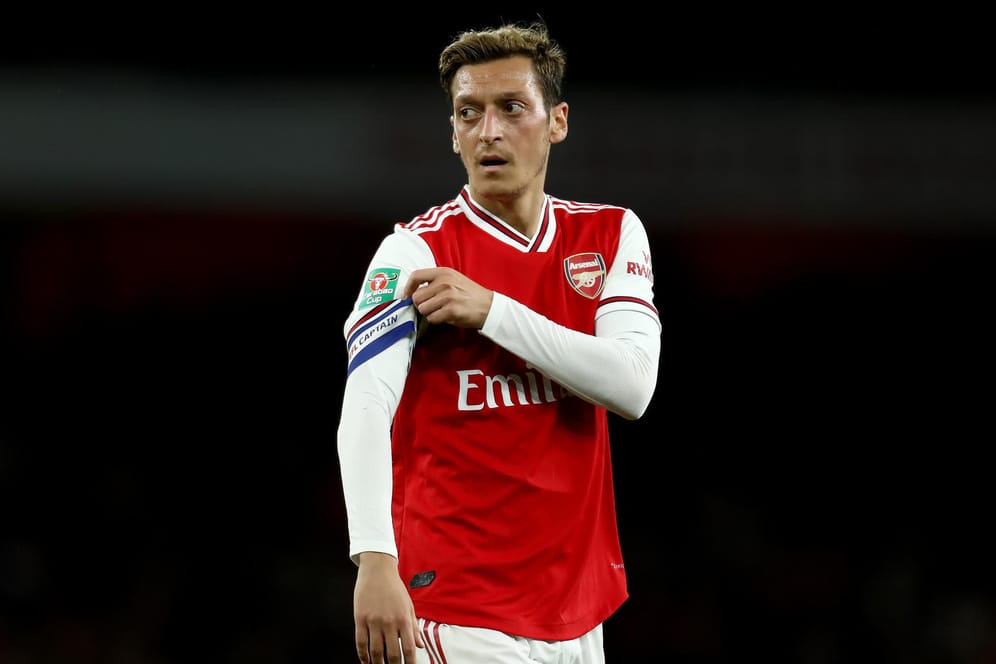 Einer der beiden mutmaßlichen Täter hat den versuchten Raubüberfall auf Mesut Özil und Sead Kolasinac vom FC Arsenal zugegeben.