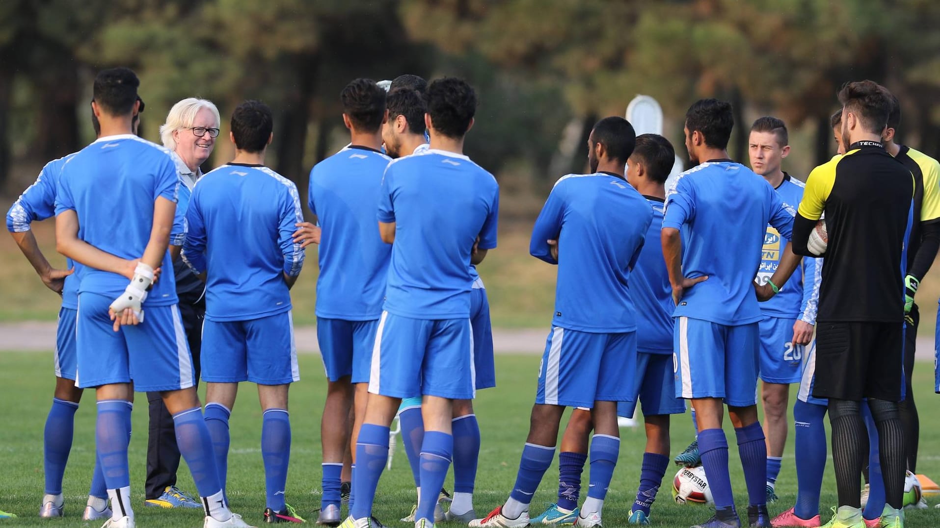 Schäfer im Mannschaftstraining mit Esteghlal. Der Trainer schwärmt von seinen menschlichen Erfahrungen im Iran.