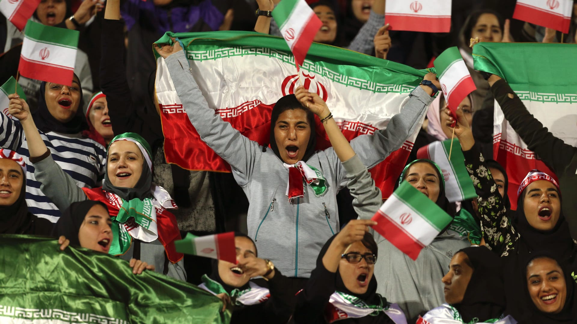 Ein ganz seltenes Bild: Frauen im iranischen Azadi-Fußballstadion im Jahr 2018. Damals beim Freundschaftsspiel ihres Landes gegen Bolivien.