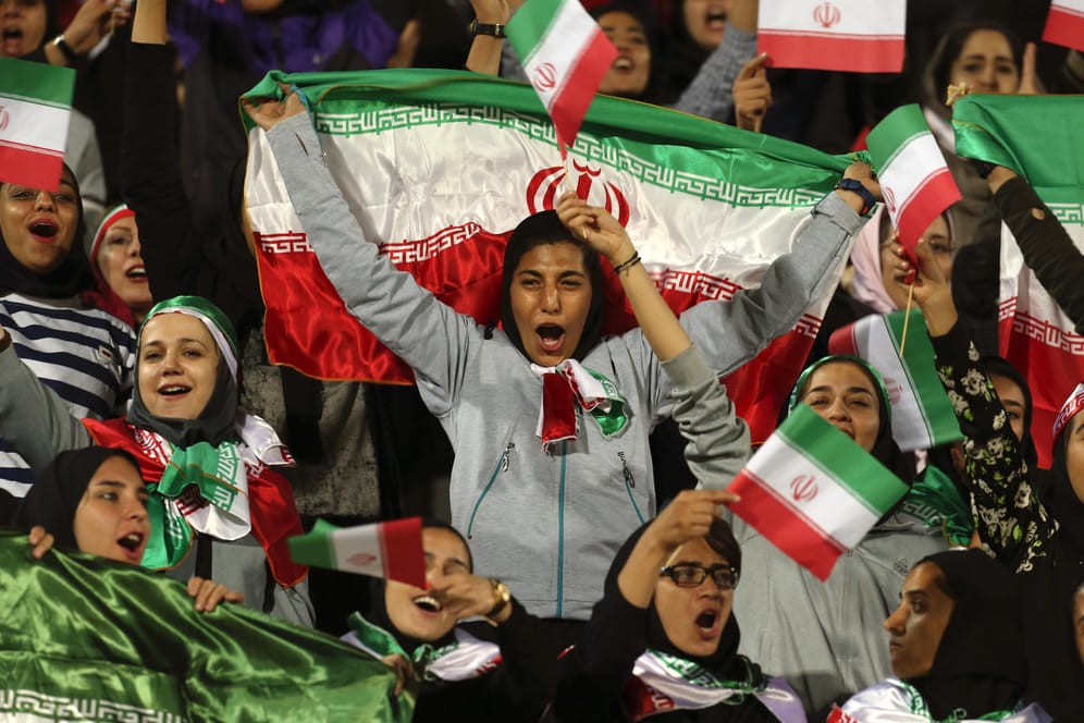 Ein ganz seltenes Bild: Frauen im iranischen Azadi-Fußballstadion im Jahr 2018. Damals beim Freundschaftsspiel ihres Landes gegen Bolivien.