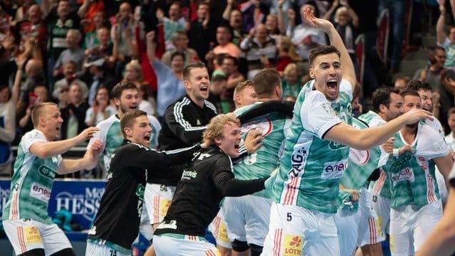 Hannover feiert den Sieg über Meister SG Flensburg-Handewitt.