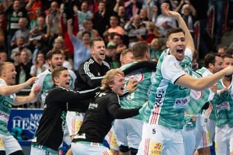 Hannover feiert den Sieg über Meister SG Flensburg-Handewitt.