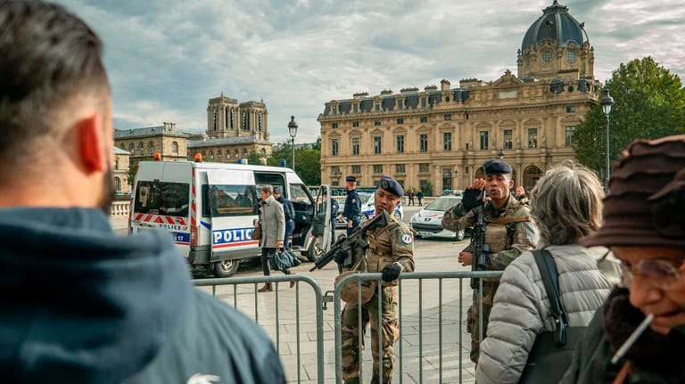 Polizeibeamte und Soldaten versperren den Weg nahe der Pariser Polizeipräfektur.