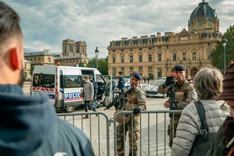Polizeibeamte und Soldaten versperren den Weg nahe der Pariser Polizeipräfektur.
