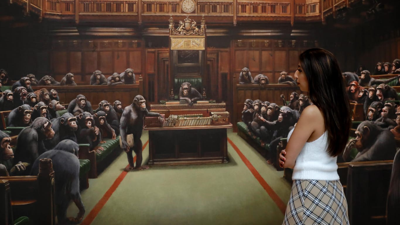 "Devolved Parliament": Das berühmte Banksy-Gemälde mit den Affen im britischen Unterhaus ist für mehr als elf Millionen Euro versteigert worden.
